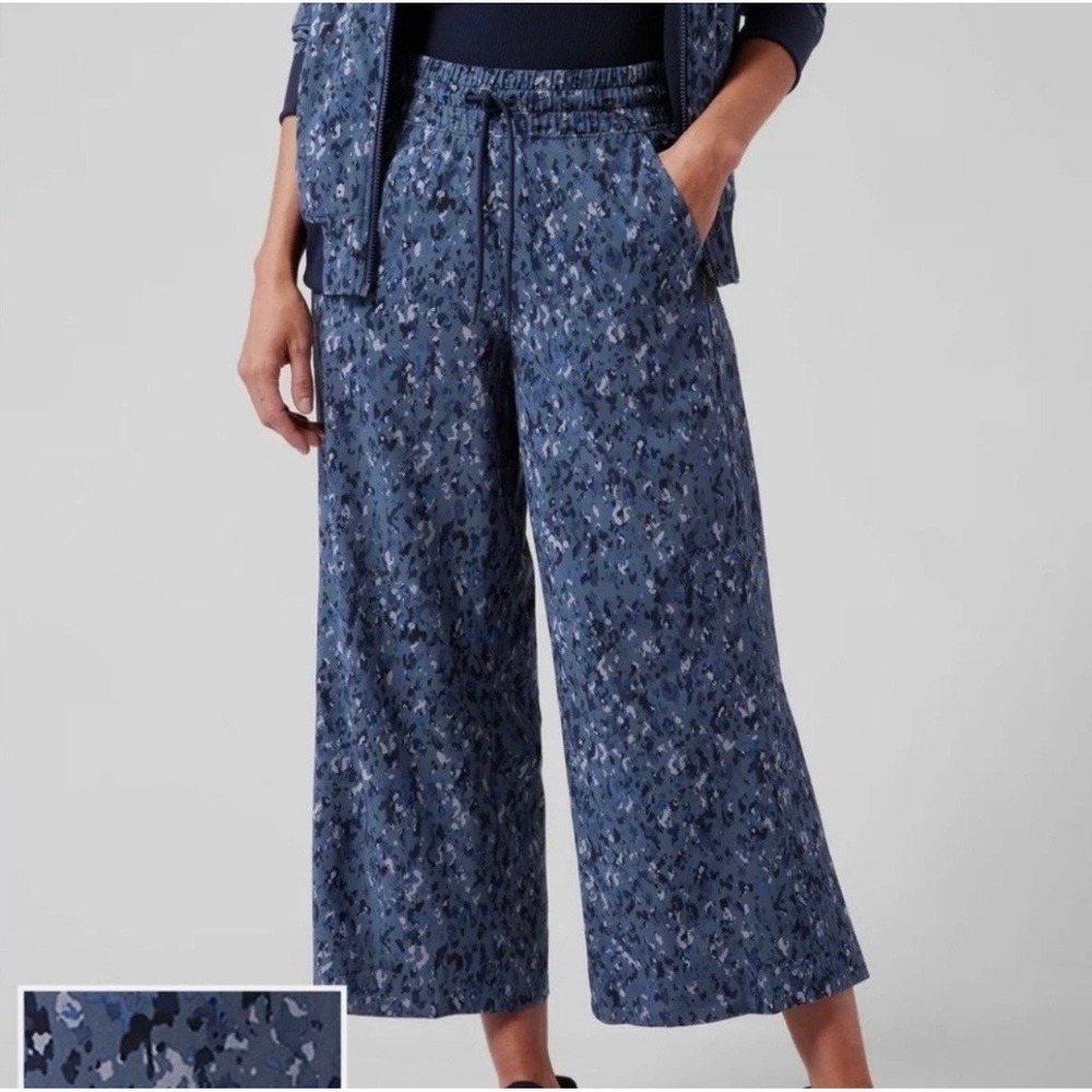 Athleta Brooklyn Wide Leg Crop Pants Blue Camo Print Womens 10P Petite 530635